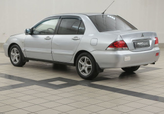 Подержанный автомобиль Mitsubishi Lancer Sedan 2006 года (2 фото)