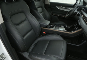 Подержанный автомобиль Exeed LX 2023 года (10 фото)