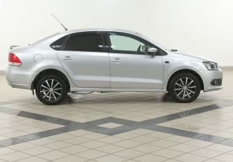 Подержанный автомобиль Volkswagen Polo Sedan 2012 года (5 фото)