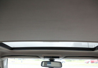 Подержанный автомобиль Jeep Commander 2007 года (17 фото)