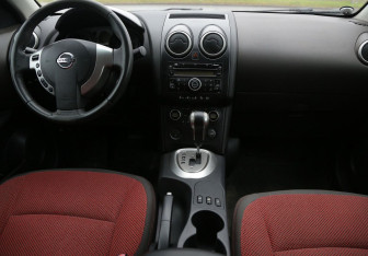 Подержанный автомобиль Nissan Qashqai 2007 года (12 фото)
