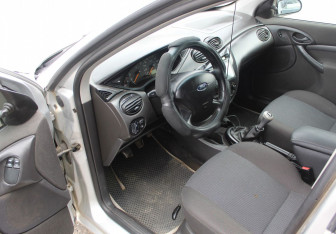 Подержанный автомобиль Ford Focus Sedan 2003 года (10 фото)