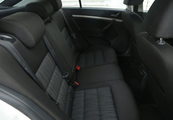 Подержанный автомобиль Skoda Octavia Liftback 2011 года (11 фото)