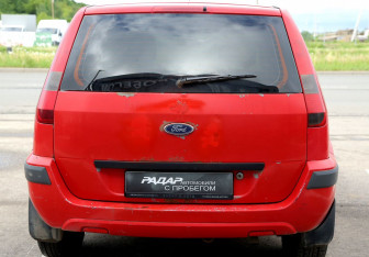 Подержанный автомобиль Ford Fusion 2005 года (5 фото)