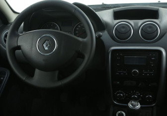 Подержанный автомобиль Renault Duster 2013 года (14 фото)