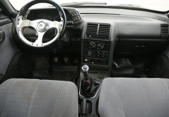 Подержанный автомобиль LADA (ВАЗ) 2112 2003 года (12 фото)