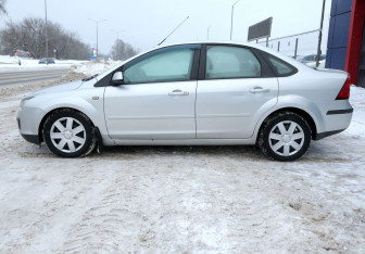 Подержанный автомобиль Ford Focus Sedan 2005 года (8 фото)