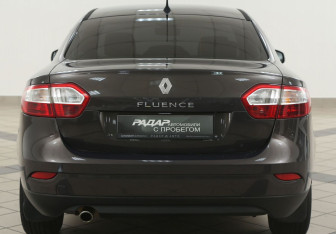 Подержанный автомобиль Renault Fluence 2013 года (3 фото)