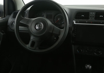 Подержанный автомобиль Volkswagen Polo Sedan 2012 года (14 фото)