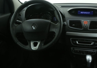 Подержанный автомобиль Renault Fluence 2011 года (14 фото)