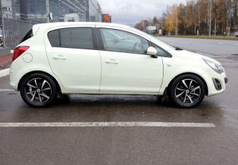 Подержанный автомобиль Opel Corsa 2011 года (7 фото)