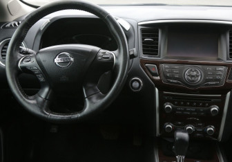 Подержанный автомобиль Nissan Pathfinder 2015 года (14 фото)