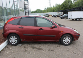 Подержанный автомобиль Ford Focus Hatchback 2002 года (8 фото)