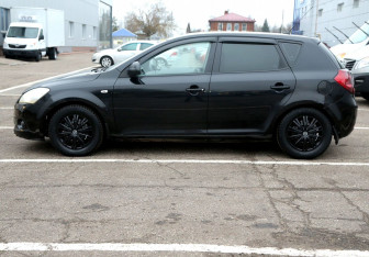 Подержанный автомобиль Kia Ceed Hatchback 2008 года (8 фото)