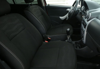 Подержанный автомобиль Renault Sandero 2014 года (10 фото)