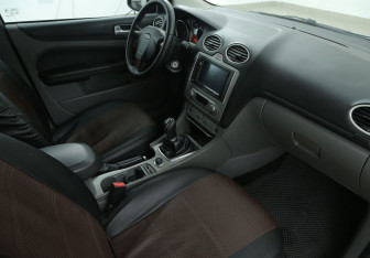 Подержанный автомобиль Ford Focus Hatchback 2008 года (9 фото)