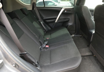 Подержанный автомобиль Toyota RAV4 2013 года (11 фото)