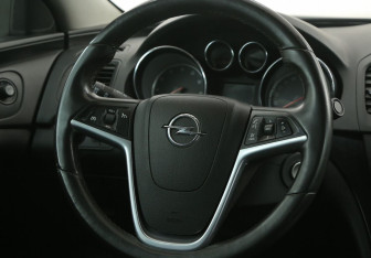 Подержанный автомобиль Opel Insignia Sedan 2009 года (16 фото)