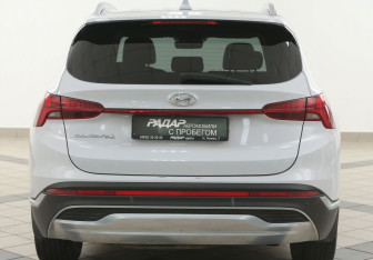 Подержанный автомобиль Hyundai Santa Fe 2022 года (3 фото)