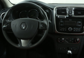 Подержанный автомобиль Renault Sandero 2018 года (14 фото)