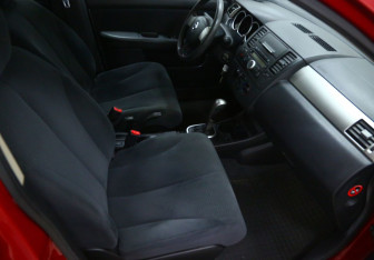 Подержанный автомобиль Nissan Tiida Hatchback 2012 года (7 фото)