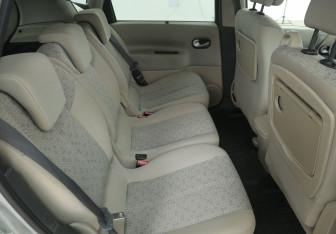 Подержанный автомобиль Renault Scenic 2008 года (11 фото)