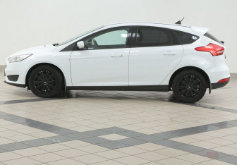 Подержанный автомобиль Ford Focus Hatchback 2017 года (7 фото)