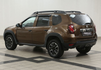 Подержанный автомобиль Renault Duster 2015 года (2 фото)