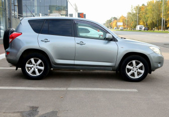 Подержанный автомобиль Toyota RAV4 2006 года (7 фото)