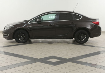 Подержанный автомобиль Opel Astra Sedan 2014 года (7 фото)