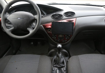 Подержанный автомобиль Ford Focus Hatchback 2005 года (12 фото)