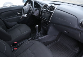 Подержанный автомобиль Renault Sandero 2015 года (9 фото)