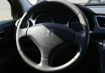 Подержанный автомобиль Peugeot 3008 2011 года (16 фото)