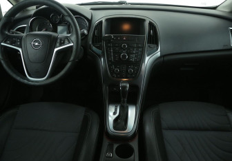 Подержанный автомобиль Opel Astra Sedan 2014 года (12 фото)