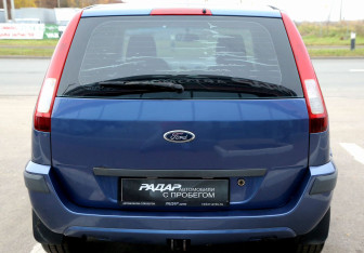 Подержанный автомобиль Ford Fusion 2006 года (5 фото)