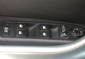 Подержанный автомобиль Peugeot 308 Hatchback 2011 года (18 фото)