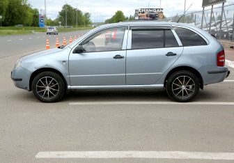 Подержанный автомобиль Skoda Fabia Wagon 2002 года (8 фото)