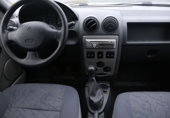 Подержанный автомобиль Renault Logan Sedan 2007 года (12 фото)