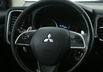 Подержанный автомобиль Mitsubishi Outlander 2012 года (16 фото)