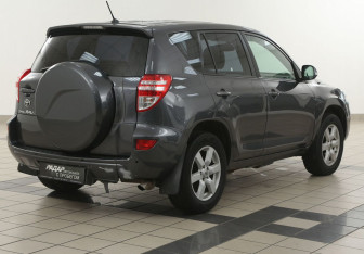 Подержанный автомобиль Toyota RAV4 2010 года (4 фото)