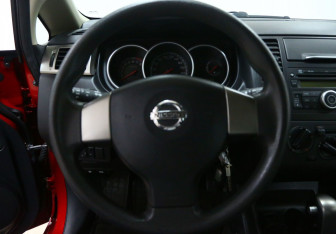 Подержанный автомобиль Nissan Tiida Hatchback 2012 года (9 фото)