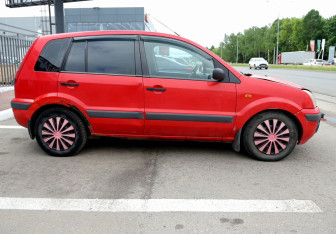 Подержанный автомобиль Ford Fusion 2005 года (7 фото)