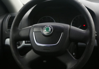 Подержанный автомобиль Skoda Octavia Liftback 2011 года (16 фото)