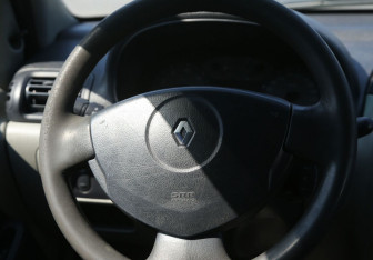 Подержанный автомобиль Renault Symbol 2004 года (16 фото)
