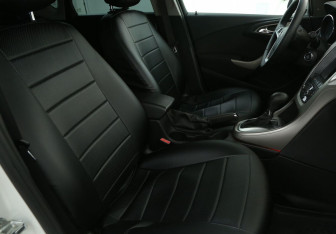 Подержанный автомобиль Opel Astra Hatchback 2011 года (10 фото)