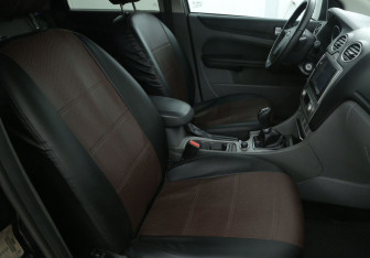 Подержанный автомобиль Ford Focus Hatchback 2008 года (10 фото)