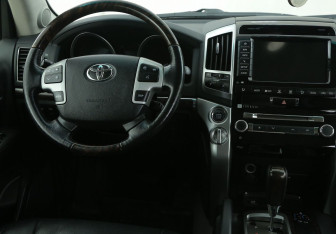 Подержанный автомобиль Toyota Land Cruiser Suv 2013 года (14 фото)