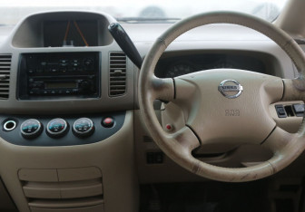 Подержанный автомобиль Nissan Serena Minivan 2003 года (15 фото)