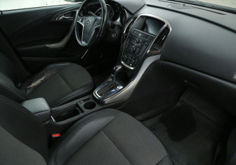 Подержанный автомобиль Opel Astra Hatchback 2010 года (9 фото)