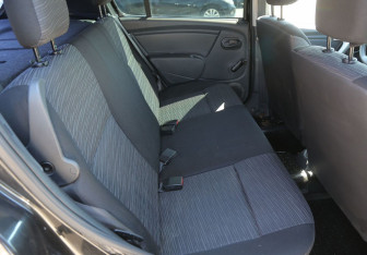 Подержанный автомобиль Renault Sandero 2012 года (11 фото)